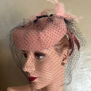 AMAZING 1930s' PINK FELT TILT HAT WITH PINK FEATHERS, NAVY BOW & FULL VEIL